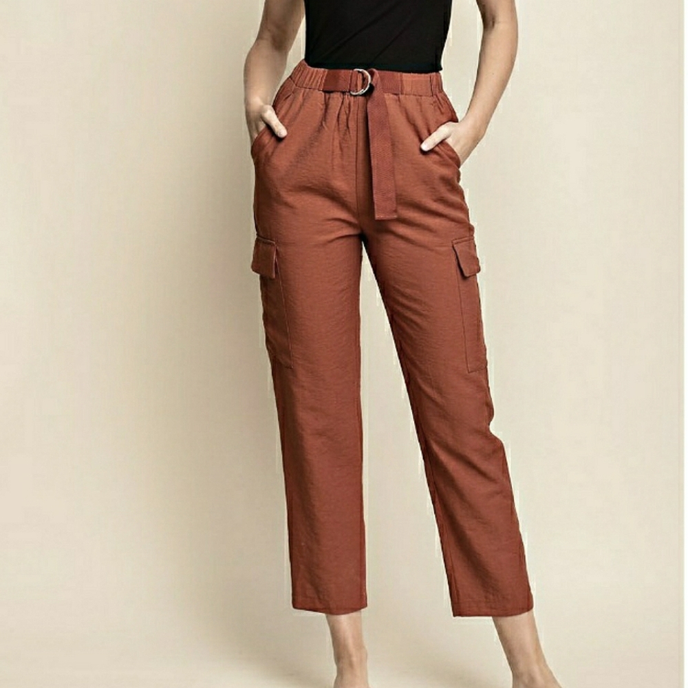 New GILLI Buckled Pull-On Cropped Cargo Pants